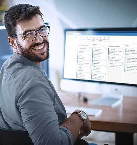 Bild zeigt Monitor und Person, die mit dem Kanban Board zu Opportunitys in Gedys CXM 11 arbeitet